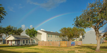 Rockport Oaks Garden Apartments in Rockport, TX - Foto de edificio - Building Photo