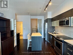 386 Yonge St in Toronto, ON - Building Photo - Building Photo