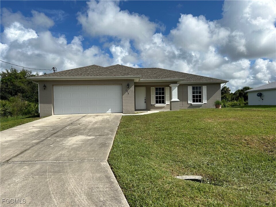 2916 25th St W in Lehigh Acres, FL - Building Photo