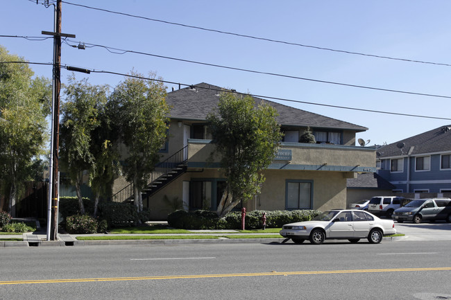 6082 Western Ave in Buena Park, CA - Building Photo - Building Photo