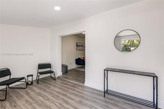 327 NE 55th St, Unit 327 in Miami, FL - Building Photo - Building Photo