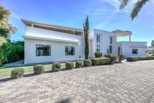 5001 N Chiquita Ln in Paradise Valley, AZ - Building Photo