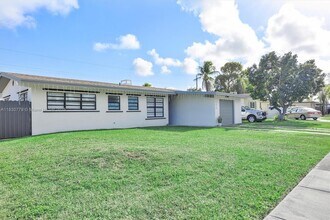 9570 Jamaica Dr in Cutler Bay, FL - Foto de edificio - Building Photo