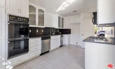 5200 White Oak Ave in Los Angeles, CA - Building Photo - Building Photo