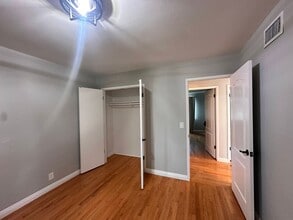 1211 S Oakhaven Dr in Anaheim, CA - Building Photo - Building Photo