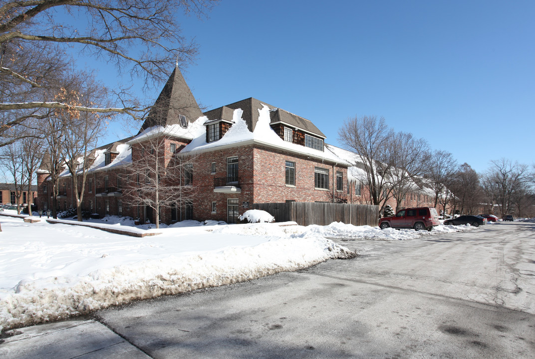 The Chateau in Overland Park, KS - Building Photo