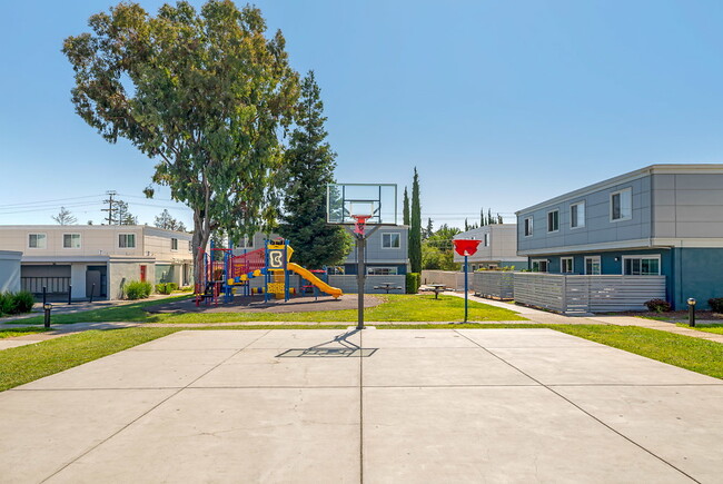 The Pointe at Cupertino in Cupertino, CA - Foto de edificio - Building Photo