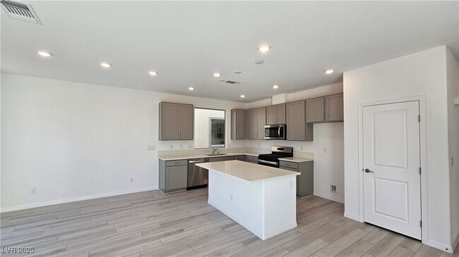 10242 Altavia Rock St in Las Vegas, NV - Building Photo - Building Photo