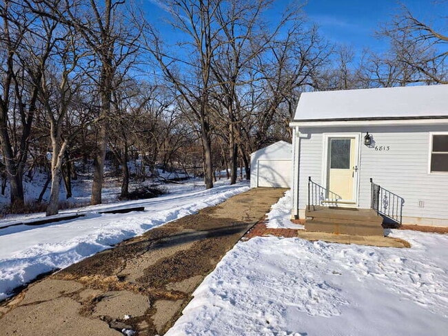 6813 Urbandale Ave in Urbandale, IA - Building Photo - Building Photo