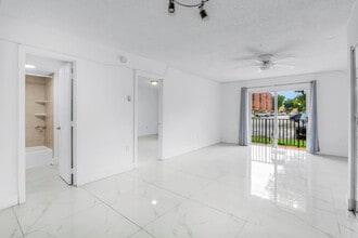 4805 NW 7th St in Miami, FL - Building Photo - Building Photo