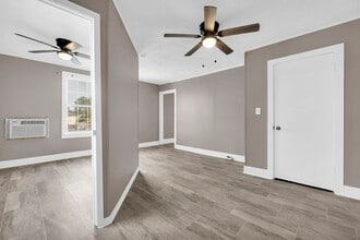 817 College St, Unit 817 College St #2 in Columbus, MS - Foto de edificio - Building Photo