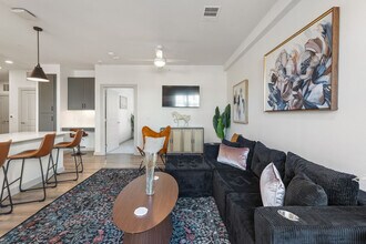 1301 Leah Ave, Unit SI FL1-ID1499102P in San Marcos, TX - Foto de edificio - Building Photo