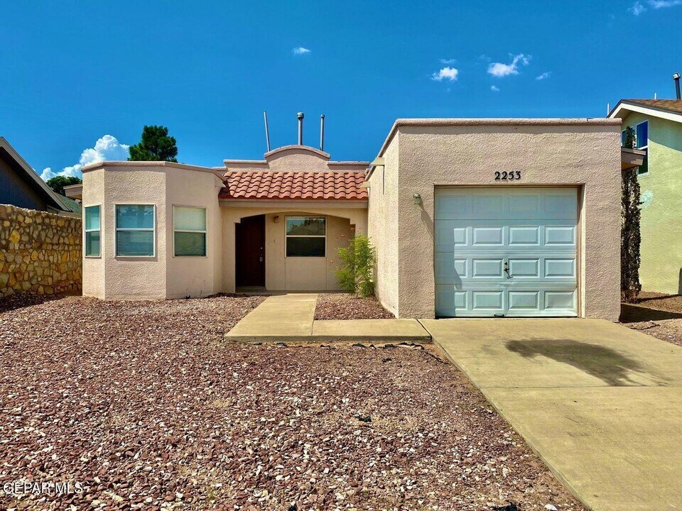 2253 Tierra De Oro Way in El Paso, TX - Building Photo