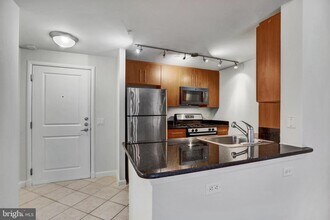 1021 N Garfield St in Arlington, VA - Foto de edificio - Building Photo