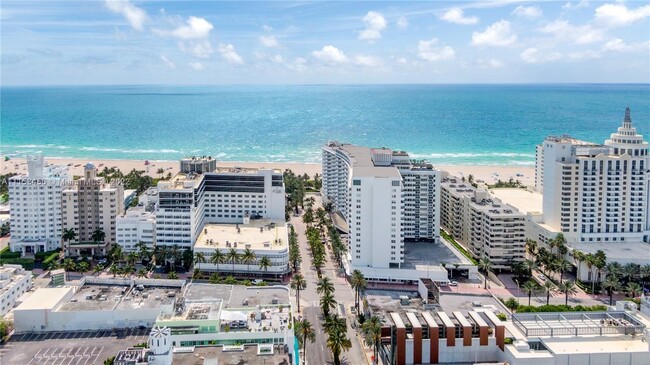 100 Lincoln Rd, Unit # 944 in Miami Beach, FL - Building Photo - Building Photo