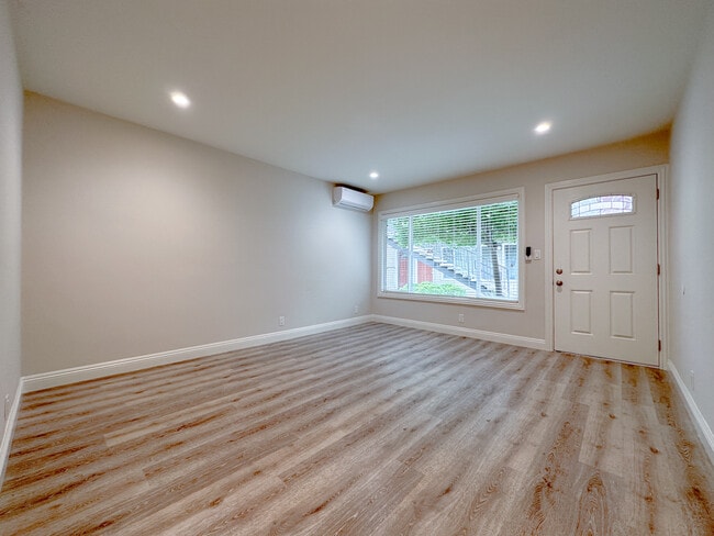 6446 Lexington in Los Angeles, CA - Foto de edificio - Building Photo