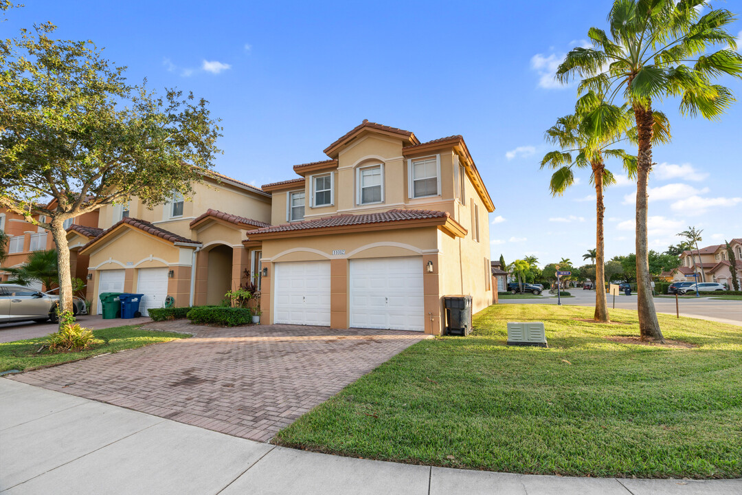 11082 NW 86th Ter in Doral, FL - Foto de edificio