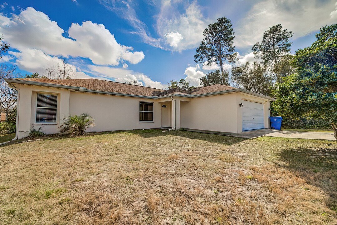 5060 Deltona Blvd in Spring Hill, FL - Building Photo