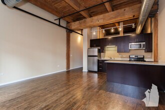 1500 W Monroe St, Unit 00315 in Chicago, IL - Building Photo - Building Photo
