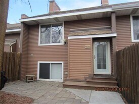 2323 W Territorial Rd in St. Paul, MN - Building Photo