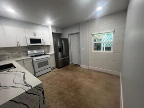 8500 NW 179th St in Hialeah, FL - Foto de edificio - Building Photo