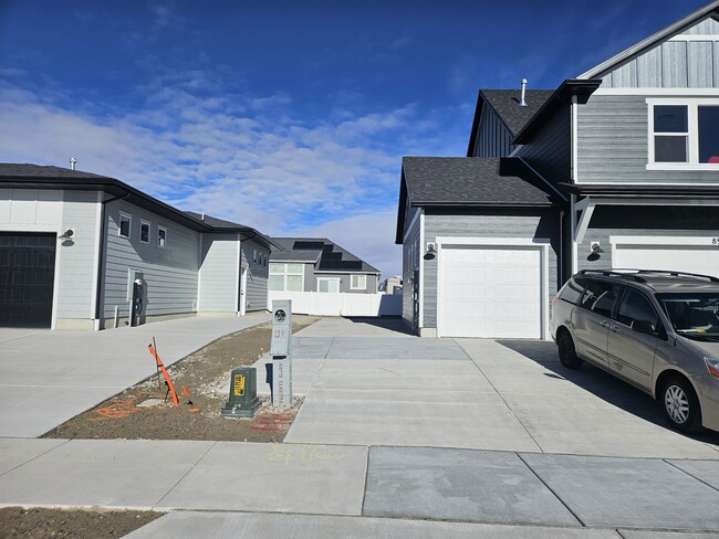 895 E Antelope Dr, Unit 1 in Eagle Mountain, UT - Foto de edificio - Building Photo