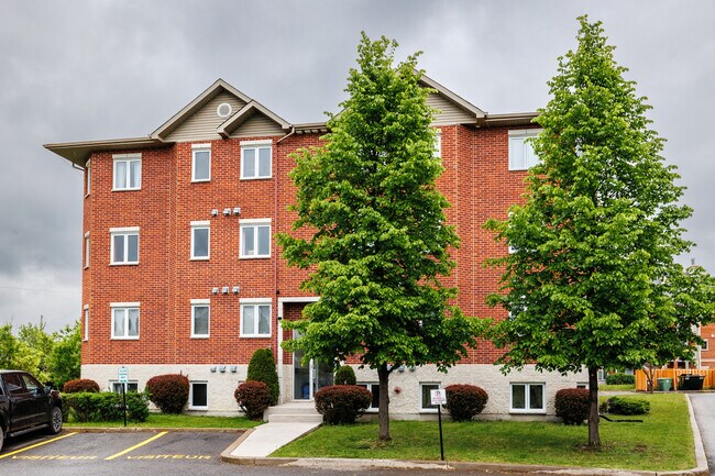 14390 Jolicoeur Rue in Pierrefonds, QC - Building Photo - Building Photo