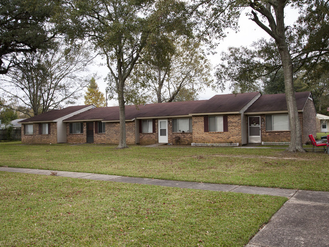 Village Oaks Apartments in Bay Minette, AL - Foto de edificio - Building Photo