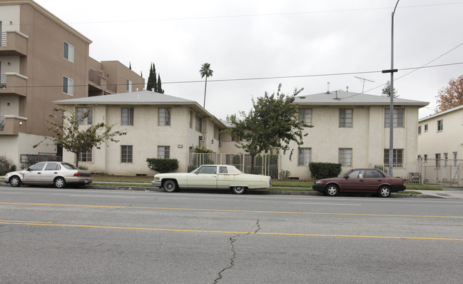 5642 Laurel Canyon Blvd in Valley Village, CA - Foto de edificio - Building Photo