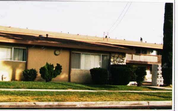 1018 S Philadelphia St in Anaheim, CA - Building Photo