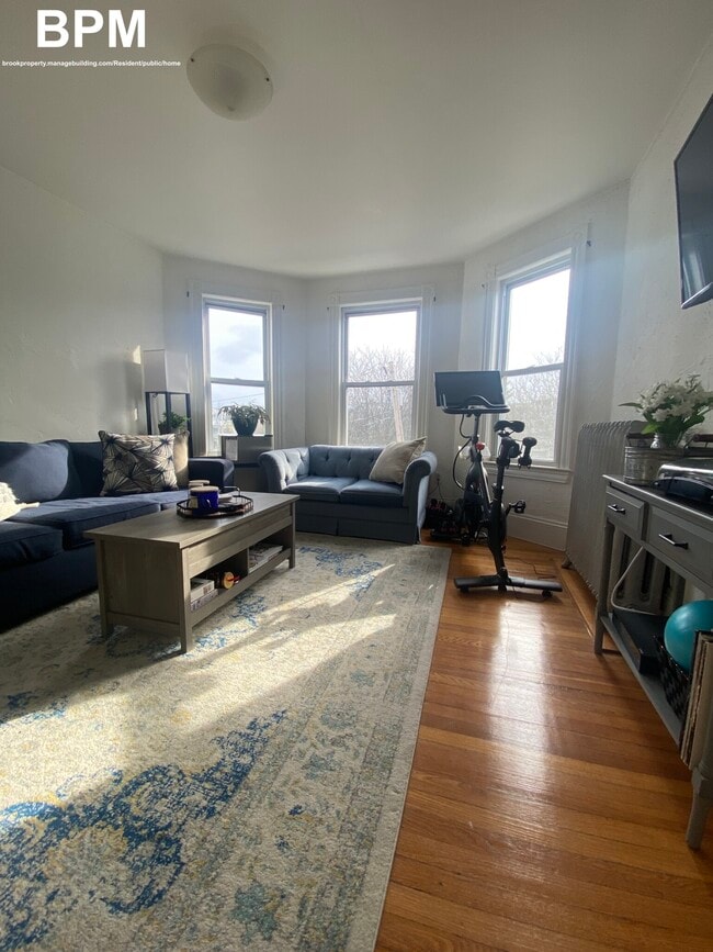 28 Pond St, Unit #2 in Boston, MA - Foto de edificio - Building Photo