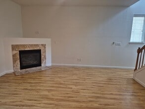 733 Loomis Cir in Folsom, CA - Foto de edificio - Building Photo