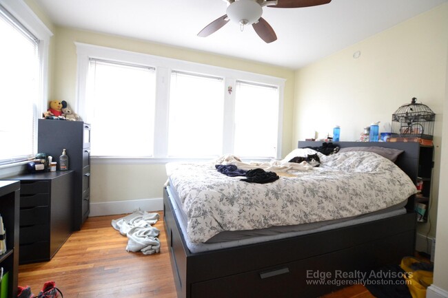 122 Bennett St, Unit 1 in Boston, MA - Foto de edificio - Building Photo