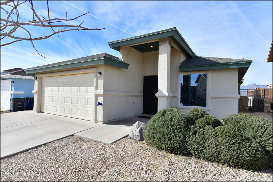 7213 Brick Dust St in El Paso, TX - Building Photo