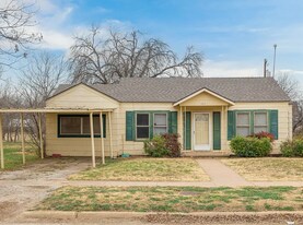 109 Hollywood St in Coleman, TX - Building Photo