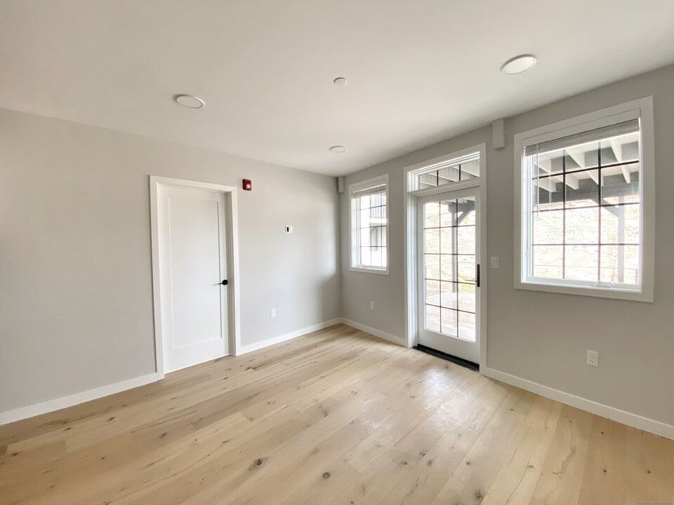 32 Main St in Norwalk, CT - Building Photo