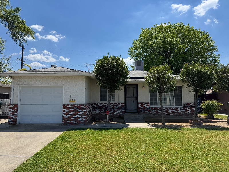 526 Beverly Dr in Clovis, CA - Building Photo