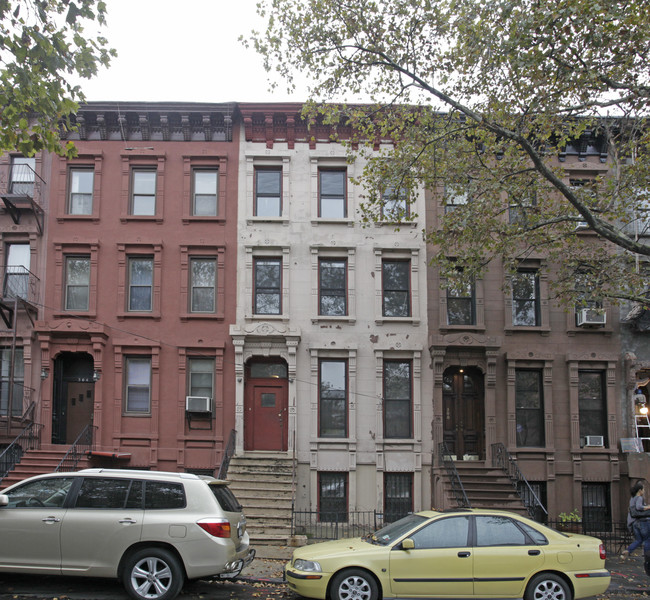 302 Saint James Pl in Brooklyn, NY - Foto de edificio - Building Photo