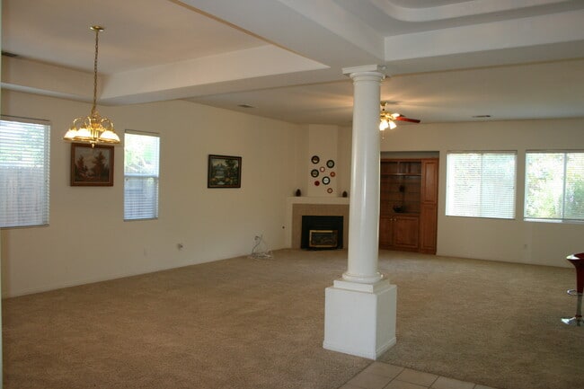 11917 Roaring River Ave in Bakersfield, CA - Building Photo - Building Photo
