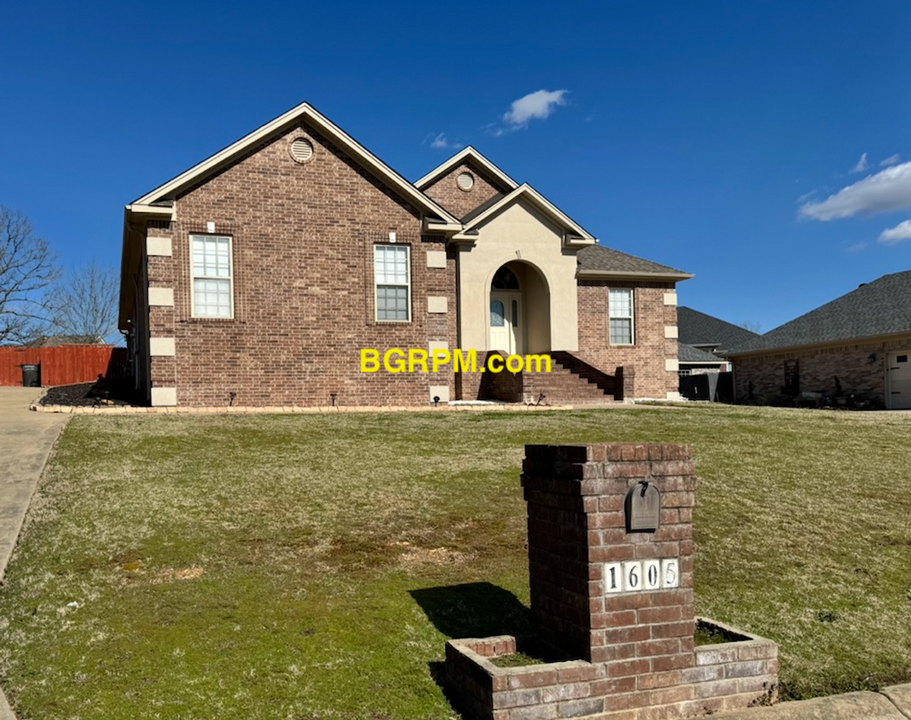 1605 Lost Creek Dr in Jacksonville, AR - Building Photo