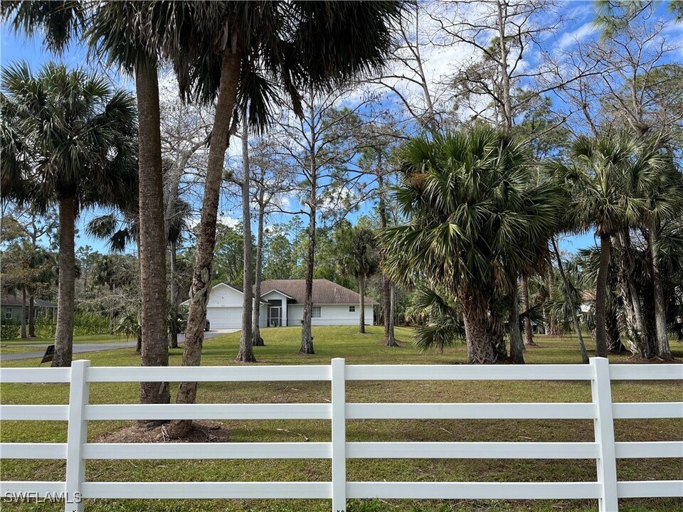 2111 23rd St SW in Naples, FL - Foto de edificio