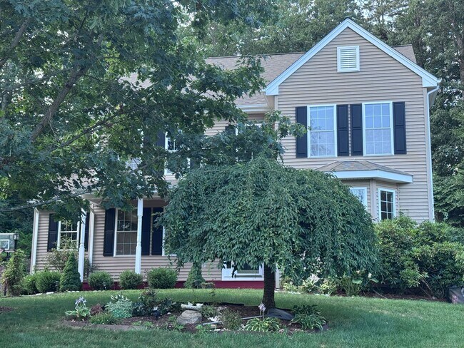 8 Ellsworth Pl in Avon, CT - Building Photo - Building Photo