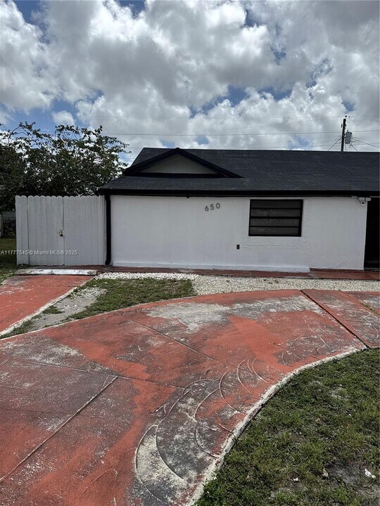 650 NE 1st Pl in Hialeah, FL - Building Photo