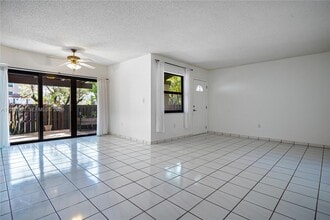 495 W Park Dr in Miami, FL - Building Photo - Building Photo