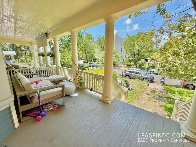 3307 18th St NW in Washington, DC - Foto de edificio - Building Photo