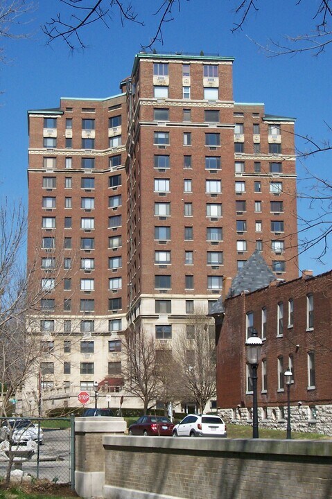 The Greystone Condominium in St. Louis, MO - Building Photo