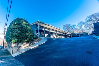 Summit St Apartments in Winston-Salem, NC - Foto de edificio - Building Photo