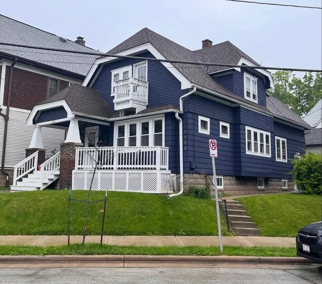 1960 N Warren Ave, Unit 1960 N Warren Ave