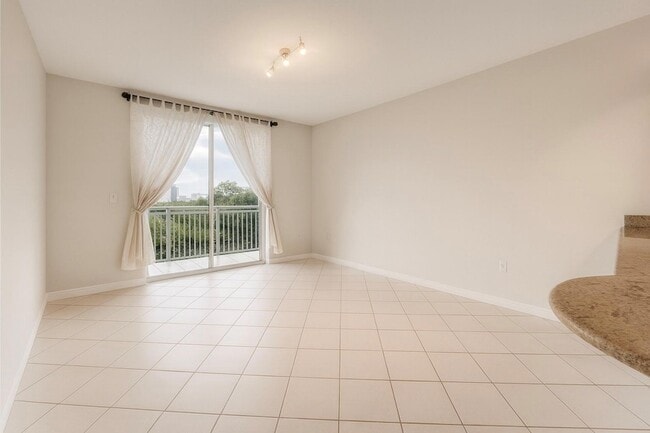 3500 Coral Wy, Unit 603 in Miami, FL - Building Photo - Building Photo