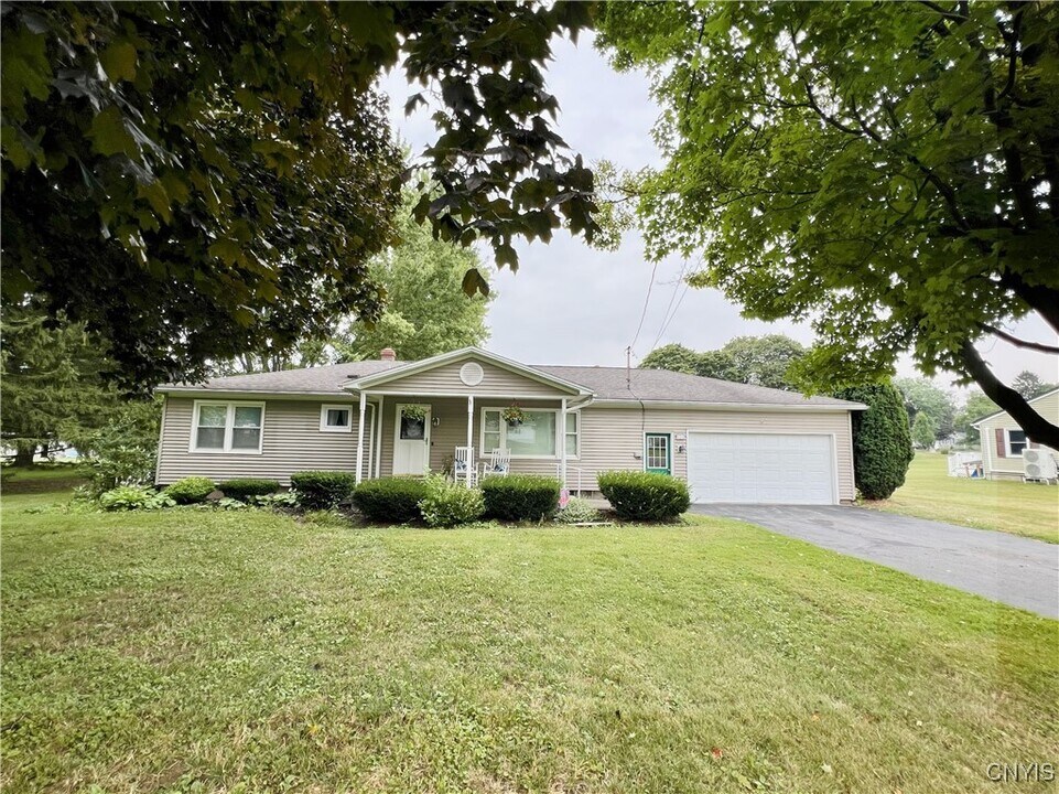 8768 South St in Weedsport, NY - Building Photo